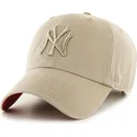 czapka-z-zakrzywionym-daszkiem-bezowa-z-bezowym-logo-new-york-yankees-mlb-clean-up-od-47-brand