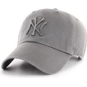 szara-czapka-z-daszkiem-z-szarym-logo-new-york-yankees-mlb-clean-up-od-47-brand