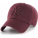 wyginieta-czapka-ciemno-czerwony-z-logos-ciemno-czerwonys-new-york-yankees-mlb-clean-up-47-brand