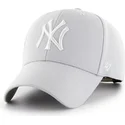 czapka-z-daszkiem-typu-snapback-w-kolorze-srebrnoszarym-new-york-yankees-mlb-mvp-marki-47-brand