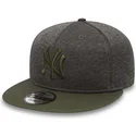 czapka-snapback-z-plaskim-daszkiem-szara-z-logo-i-zielonym-daszkiem-9fifty-heather-jersey-new-york-yankees-mlb-od-new-era