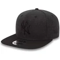czarna-plaska-czapka-snapback-z-czarnym-logo-9fifty-seasonal-heather-new-york-yankees-mlb-od-new-era