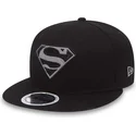 czarna-plaska-czapka-snapback-dla-dzieci-9fifty-reflect-superman-warner-bros-od-new-era