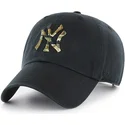czarna-czapka-z-zakrzywionym-daszkiem-z-logo-kamuflazu-new-york-yankees-mlb-clean-up-camfill-od-47-brand