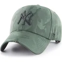 zielona-czapka-z-daszkiem-w-stylu-kamuflazu-new-york-yankees-mlb-clean-up-jigsaw-od-47-brand