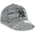 szara-czapka-z-zakrzywionym-daszkiem-regulowana-z-czarnym-logo-9forty-engineered-fit-new-york-yankees-mlb-od-new-era