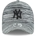 szara-czapka-z-zakrzywionym-daszkiem-regulowana-z-czarnym-logo-9forty-engineered-fit-new-york-yankees-mlb-od-new-era