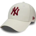 biala-czapka-z-zakrzywionym-daszkiem-snapback-z-bordowym-logo-9fifty-nylon-pre-curved-fit-new-york-yankees-mlb-od-new-era