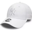 wyginieta-czapka-biala-z-regulacja-z-bialy-m-logo-9forty-league-essential-new-york-yankees-mlb-new-era