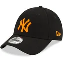 czarna-zakrzywiona-czapka-z-regulacja-z-pomaranczowym-logo-9forty-league-essential-neon-new-york-yankees-mlb-od-new-era