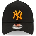 czarna-zakrzywiona-czapka-z-regulacja-z-pomaranczowym-logo-9forty-league-essential-neon-new-york-yankees-mlb-od-new-era