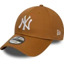 regulowana-czapka-z-daszkiem-9forty-league-essential-new-york-yankees-mlb-new-era-w-kolorze-brazowym-z-motywem-pszenicy