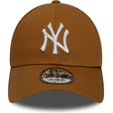 regulowana-czapka-z-daszkiem-9forty-league-essential-new-york-yankees-mlb-new-era-w-kolorze-brazowym-z-motywem-pszenicy