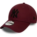wyginieta-czapka-ciemno-czerwony-z-regulacja-z-czarnym-logo-9forty-league-essential-new-york-yankees-mlb-new-era