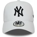 czapka-trucker-biala-z-czarnym-logo-essential-a-frame-new-york-yankees-mlb-new-era