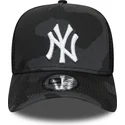 czapka-trucker-kamuflaz-czarna-z-bialy-m-logo-essential-camo-a-frame-new-york-yankees-mlb-new-era