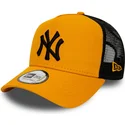pomaranczowa-czapka-trucker-z-czarnym-logo-league-essential-a-frame-new-york-yankees-mlb-od-new-era