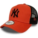 czerwona-czapka-trucker-z-czarnym-logo-league-essential-a-frame-new-york-yankees-mlb-od-new-era
