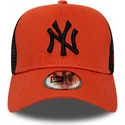 czerwona-czapka-trucker-z-czarnym-logo-league-essential-a-frame-new-york-yankees-mlb-od-new-era
