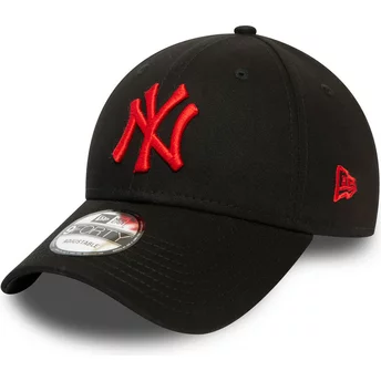 Wyginięta czapka czarna z regulacją z logo czerwona 9FORTY League Essential New York Yankees MLB New Era