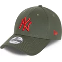 wyginieta-czapka-zielona-z-regulacja-z-logo-czerwona-9forty-league-essential-new-york-yankees-mlb-new-era