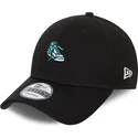 czarna-zakrzywiona-regulowana-czapka-9forty-sports-sneaker-od-new-era