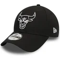 czarna-regulowana-czapka-z-zakrzywionym-daszkiem-z-bialym-logo-9forty-league-essential-chicago-bulls-nba-new-era