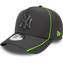 szara-czapka-z-zakrzywionym-daszkiem-snapback-z-szarym-logo-feather-pipe-a-frame-new-york-yankees-mlb-od-new-era