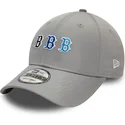 szara-czapka-z-zakrzywionym-daszkiem-regulowana-9forty-stack-logo-boston-red-sox-mlb-od-new-era