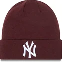 czapki-czerwony-granate-cuff-beanie-league-essential-new-york-yankees-mlb-new-era