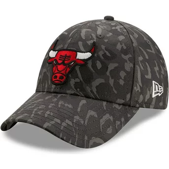 Czarna, regulowana czapka z daszkiem 9FORTY All Over Camo w kamuflażu od Chicago Bulls NBA od New Era