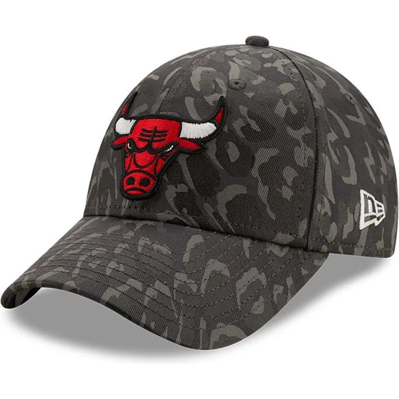 czapki-curva-kamuflaz-tasma-regulowana-negro-9forty-all-over-camo-chicago-bulls-nba-new-era