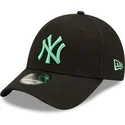 czarna-czapka-z-zakrzywionym-daszkiem-regulowana-z-zielonym-logo-9forty-league-essential-new-york-yankees-mlb-od-new-era