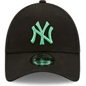 czarna-czapka-z-zakrzywionym-daszkiem-regulowana-z-zielonym-logo-9forty-league-essential-new-york-yankees-mlb-od-new-era