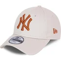 bezowa-regulowana-czapka-z-zakrzywionym-daszkiem-dla-dzieci-z-brazowym-logo-9forty-league-essential-new-york-yankees-mlb-od-new-