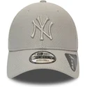 szara-regulowana-czapka-z-zakrzywionym-daszkiem-i-szarym-logo-9forty-diamond-era-new-york-yankees-mlb-marki-new-era