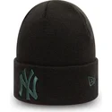 czarna-czapka-z-niebieskim-logo-knit-cuff-league-essential-new-york-yankees-mlb-od-new-era