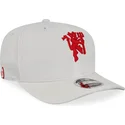 biala-regulowana-czapka-z-zakrzywionym-daszkiem-z-czerwonym-logo-9fifty-manchester-united-football-club-premier-league-od-new-er