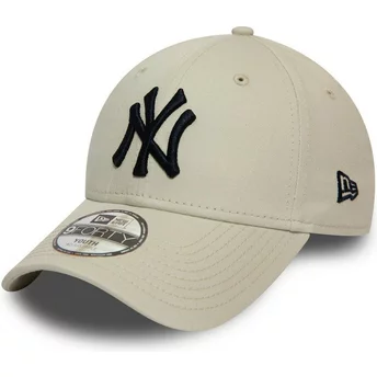 Beżowa, regulowana czapka z daszkiem dla chłopca 9FORTY League Essential z logo New York Yankees MLB od New Era