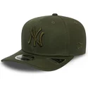 new-era-curved-brim-green-logo-9fifty-stretch-snap-league-essential-new-york-yankees-mlb-green-snapback-cap