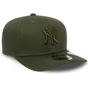 zielona-czapka-z-daszkiem-snapback-z-zielonym-logo-9fifty-stretch-snap-league-essential-new-york-yankees-mlb-od-new-era