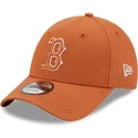 brazowa-czapka-z-zakrzywionym-daszkiem-regulowana-z-brazowym-logo-9forty-league-essential-boston-red-sox-mlb-od-new-era