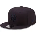 granatowa-czapka-z-daszkiem-snapback-z-granatowym-logo-9fifty-league-essential-new-york-yankees-mlb-od-new-era