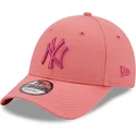 rozowa-czapka-z-zakrzywionym-daszkiem-regulowana-z-rozowym-logo-9forty-league-essential-new-york-yankees-mlb-od-new-era