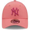 rozowa-czapka-z-zakrzywionym-daszkiem-regulowana-z-rozowym-logo-9forty-league-essential-new-york-yankees-mlb-od-new-era