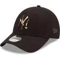 czarna-regulowana-czapka-z-zakrzywionym-daszkiem-z-brazowym-logo-9forty-camo-infill-new-york-yankees-mlb-od-new-era