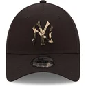 czarna-regulowana-czapka-z-zakrzywionym-daszkiem-z-brazowym-logo-9forty-camo-infill-new-york-yankees-mlb-od-new-era