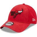 czerwona-zakrzywiona-czapka-regulowana-9forty-washed-pack-split-logo-chicago-bulls-nba-od-new-era