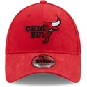 czerwona-zakrzywiona-czapka-regulowana-9forty-washed-pack-split-logo-chicago-bulls-nba-od-new-era