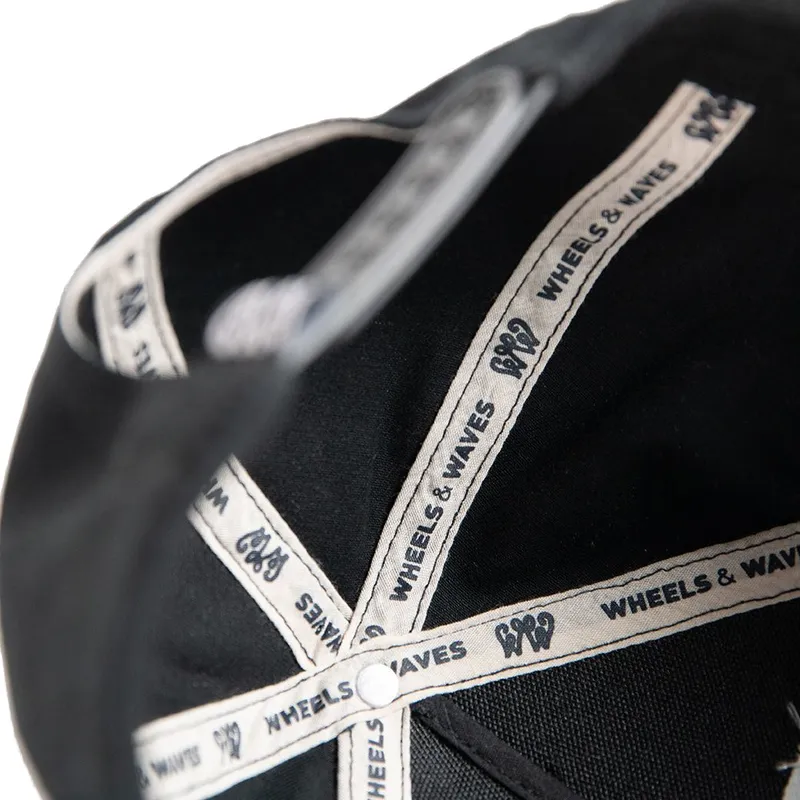 czapka-z-daszkiem-czarna-snapback-classic-ww22-od-wheels-and-waves